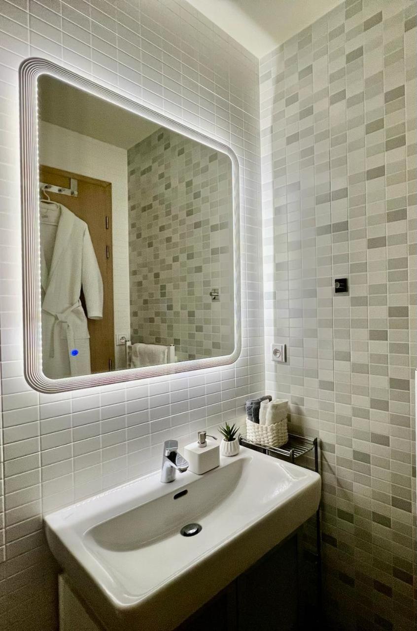 Luxury Apartment In Prague And Free Parking Exterior foto